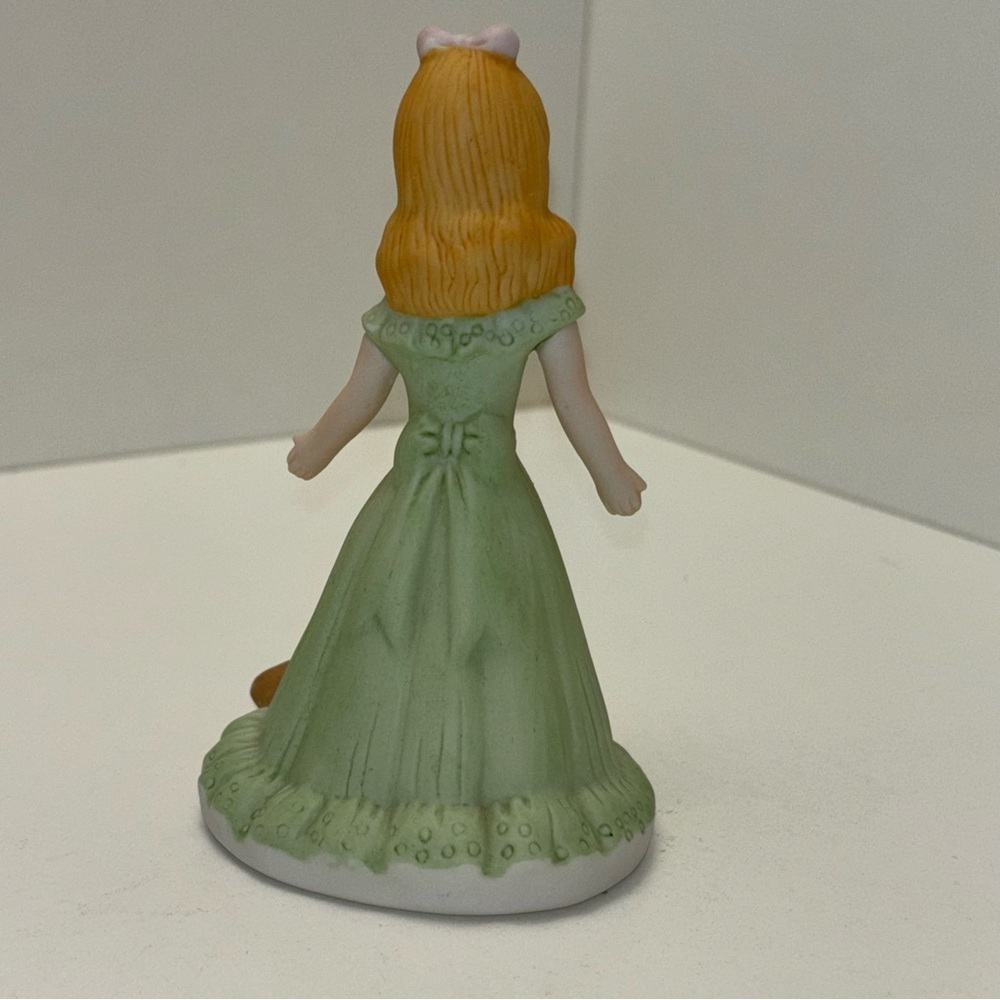 Enesco 1981 bisque porcelain “Growing Up Birthday Girls” age 7 figurine. - Picture 3 of 5